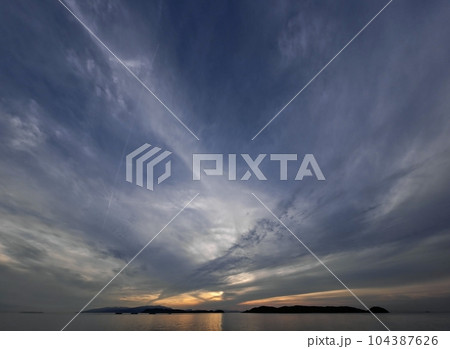 雲が放射状に広がった夕方の空と海・初夏・超広角・空主体・230624pm 104387626