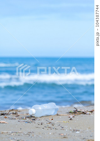 波打ち際に打ち上げられたペットボトル|海洋ゴミイメージ|海岸清掃イメージ 波打ち際に打ち上げられたペットボトル|海洋ゴミイメージ|海岸清掃イメージ 104387744