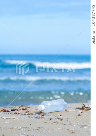 波打ち際に打ち上げられたペットボトル｜海洋ゴミイメージ｜海岸清掃イメージ 104387745