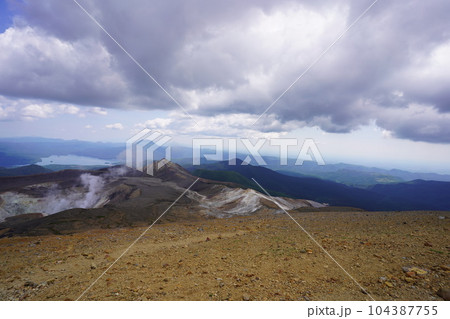 雌阿寒岳山頂からの阿寒湖・雄阿寒岳 104387755