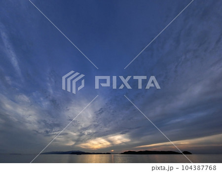 雲が放射状に広がった夕方の空と海・初夏・超広角・空主体・230624pm 104387768