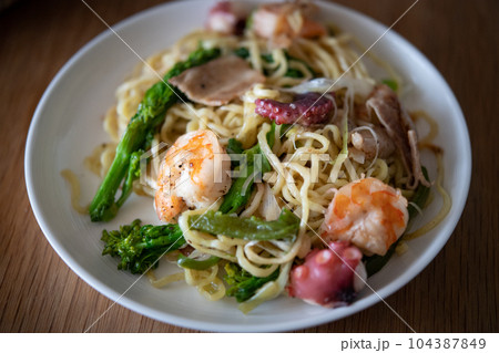 蛸、海老、菜の花の海鮮塩焼きそば 104387849