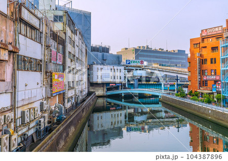 日本の横浜都市景観 早朝。横浜駅前の飲み屋街裏側。幸橋から横浜駅に入る相鉄線などを望む＝6月25日 104387896
