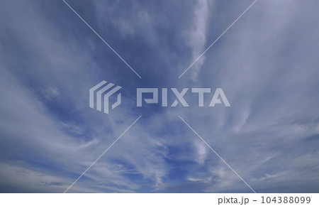 雲が放射状に広がった夕方の空・初夏・超広角・空主体・230624pm 雲が放射状に広がった夕方の空・初夏・超広角・空主体・230624pm 104388099