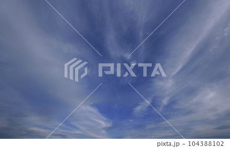 雲が放射状に広がった夕方の空・初夏・超広角・空主体・230624pm 104388102