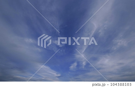 雲が放射状に広がった夕方の空・初夏・超広角・空主体・230624pm 104388103