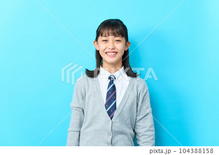 ポーズをとる女子中学生 ポーズをとる女子中学生 104388158