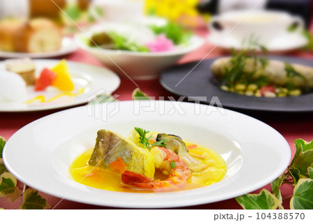フランス料理フルコース 魚と海老、カキのサフランソースの写真素材 [104388570] - PIXTA