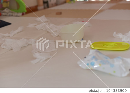 子供によって散乱したおしりふき 子供によって散乱したおしりふき 104388900