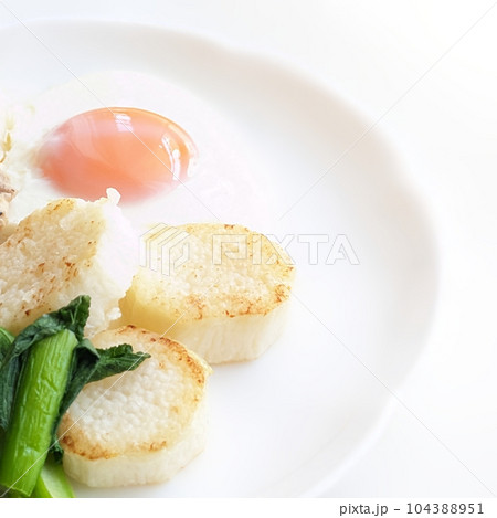 一皿で多彩な味わい 我が家の長芋ソテー  正方形サイズ 104388951