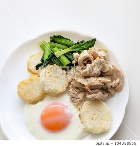 一皿で多彩な味わい 我が家の長芋ソテー  正方形サイズ 104388959