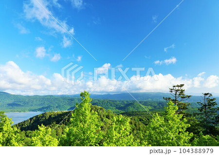 青森県　青空の恐山展望台 104388979