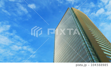 赤坂Bizタワーと青空の都市景観 104388985