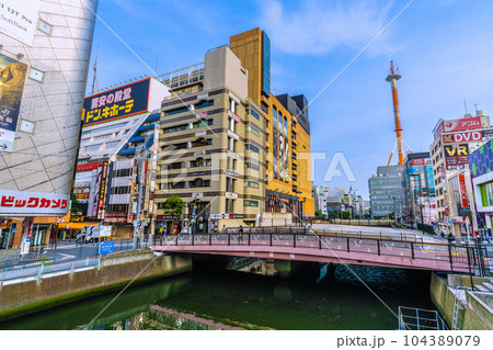 日本の横浜都市景観 早朝。横浜駅前・横浜ビブレや南幸橋などを望む 104389079