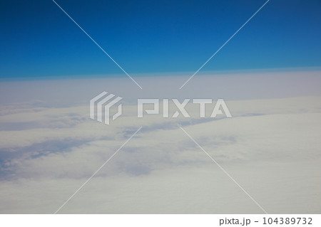 飛行機の窓からの景色 104389732
