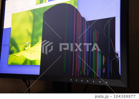 画面の割れた液晶モニター 104389877