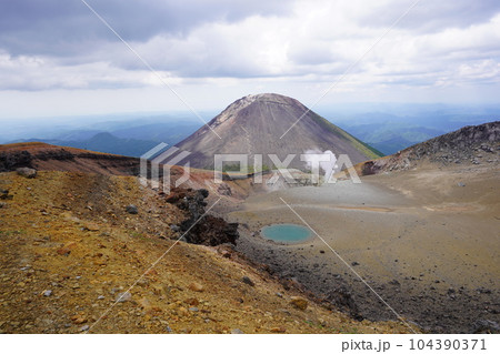 神秘の青　雌阿寒岳の青池 104390371