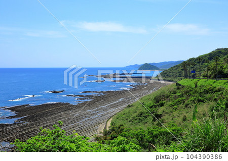 宮崎県　日南海岸国定公園　青い海と鬼の洗濯岩 104390386