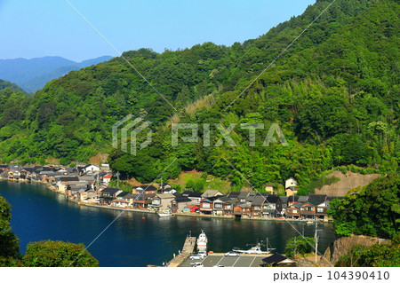 【京都府】晴天の伊根の舟屋 【京都府】晴天の伊根の舟屋 104390410