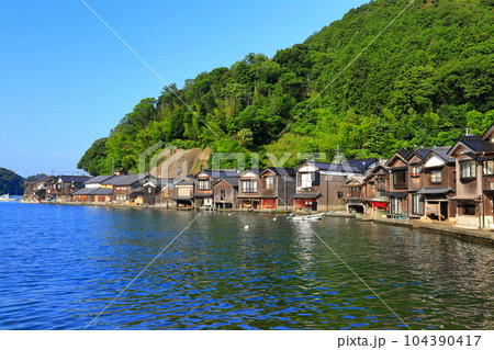 【京都府】晴天の伊根の舟屋 104390417