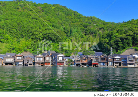 【京都府】晴天の伊根の舟屋 104390430