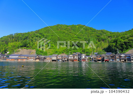 【京都府】晴天の伊根の舟屋 104390432