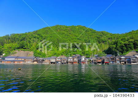 【京都府】晴天の伊根の舟屋 【京都府】晴天の伊根の舟屋 104390433