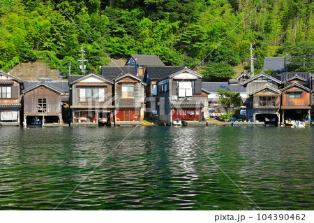 【京都府】晴天の伊根の舟屋 104390462