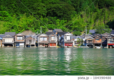 【京都府】晴天の伊根の舟屋 104390480