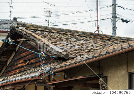 和瓦　ずれた瓦　雨漏りの原因 104390769