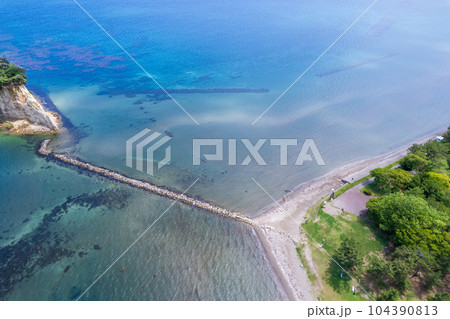 ドローン｜能登の観光名所の見附島（別名軍艦島）と青空｜2023年6月撮影｜石川県珠洲市 104390813