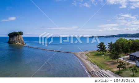 ドローン｜能登の観光名所の見附島（別名軍艦島）と青空｜2023年6月撮影（地震崩落後）｜石川県珠洲市 104390816