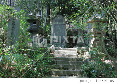 四国村ミウゼアム 左甚五郎の墓碑（高松市番町の地蔵寺にあったものを改修を機に移す） 104391105