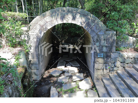 四国村ミウゼアム アーチ型橋(旧金毘羅五街道の高松街道沿いにあった橋、県道拡張により移築) 四国村ミウゼアム アーチ型橋(旧金毘羅五街道の高松街道沿いにあった橋、県道拡張により移築) 104391109