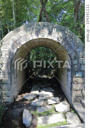 四国村ミウゼアム アーチ型橋(旧金毘羅五街道の高松街道沿いにあった橋、県道拡張により移築) 四国村ミウゼアム アーチ型橋(旧金毘羅五街道の高松街道沿いにあった橋、県道拡張により移築) 104391111
