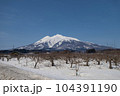 雪景色の岩木山 104391190