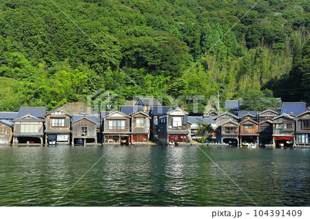 【京都府】晴天の伊根の舟屋 104391409