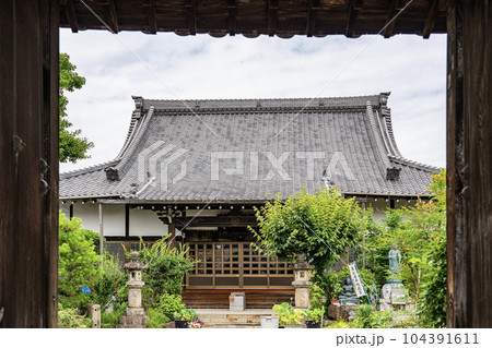 龍潭寺境内の景色　織田信長の側室生駒吉乃の菩提寺久昌寺の本堂が明治32年移築された寺 104391611