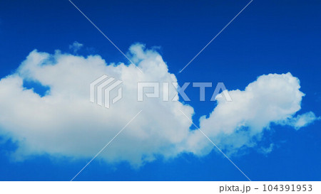 青空と白雲の美しく雄大な風景 104391953