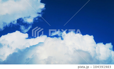 青空と白雲の美しく雄大な風景 104391983