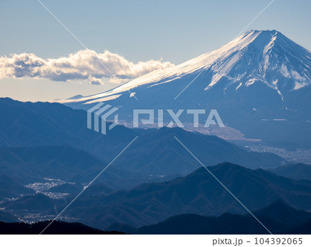 冬の三頭山の山旅で富士山、東京を望む 104392065