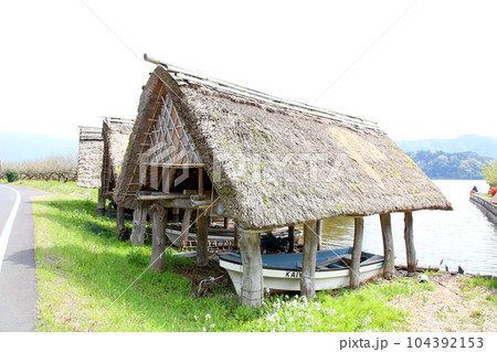 茅葺の船小屋　三方湖　三方湖畔　三方五湖　船子屋　茅葺き屋根　若狭町　福井県　三方上中郡　桜　春景色 104392153