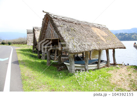 茅葺の船小屋　三方湖　三方湖畔　三方五湖　船子屋　茅葺き屋根　若狭町　福井県　三方上中郡　桜　春景色 104392155