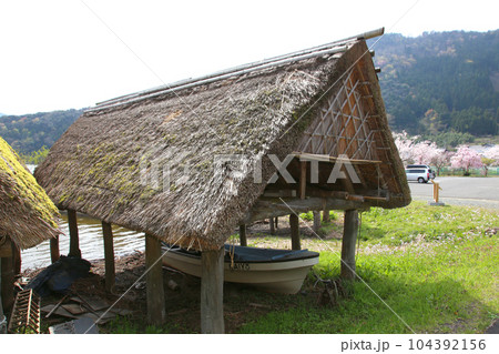 茅葺の船小屋　三方湖　三方湖畔　三方五湖　船子屋　茅葺き屋根　若狭町　福井県　三方上中郡　桜　春景色 104392156