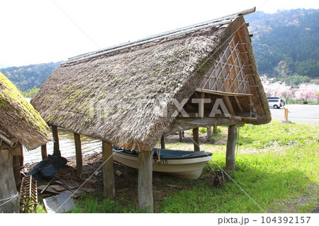 茅葺の船小屋　三方湖　三方湖畔　三方五湖　船子屋　茅葺き屋根　若狭町　福井県　三方上中郡　桜　春景色 104392157