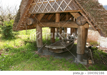 茅葺の船小屋 三方湖 三方湖畔 三方五湖 船子屋 茅葺き屋根 若狭町 福井県 三方上中郡 桜 春景色 茅葺の船小屋 三方湖 三方湖畔 三方五湖 船子屋 茅葺き屋根 若狭町 福井県 三方上中郡 桜 春景色 104392166