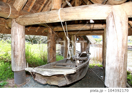 茅葺の船小屋 三方湖 三方湖畔 三方五湖 船子屋 茅葺き屋根 若狭町 福井県 三方上中郡 桜 春景色 茅葺の船小屋 三方湖 三方湖畔 三方五湖 船子屋 茅葺き屋根 若狭町 福井県 三方上中郡 桜 春景色 104392170