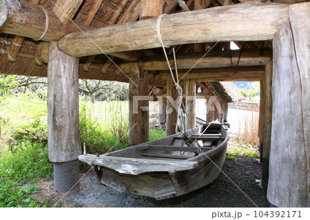 茅葺の船小屋 三方湖 三方湖畔 三方五湖 船子屋 茅葺き屋根 若狭町 福井県 三方上中郡 桜 春景色 茅葺の船小屋 三方湖 三方湖畔 三方五湖 船子屋 茅葺き屋根 若狭町 福井県 三方上中郡 桜 春景色 104392171