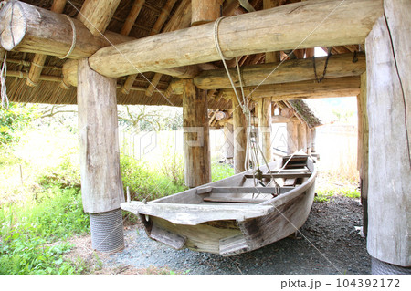 茅葺の船小屋　三方湖　三方湖畔　三方五湖　船子屋　茅葺き屋根　若狭町　福井県　三方上中郡　桜　春景色 104392172