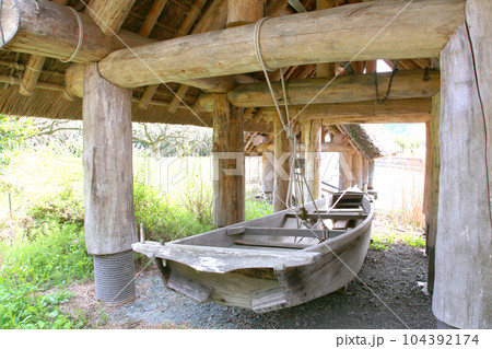 茅葺の船小屋　三方湖　三方湖畔　三方五湖　船子屋　茅葺き屋根　若狭町　福井県　三方上中郡　桜　春景色 104392174